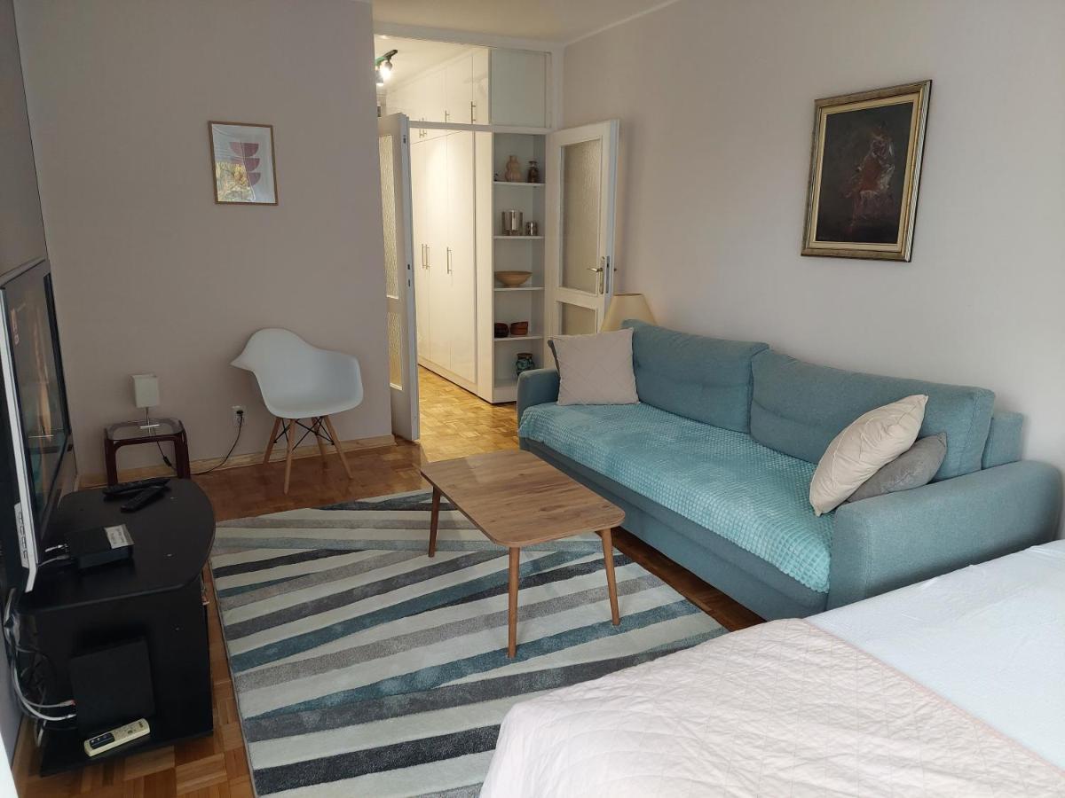 1 Apartment *
